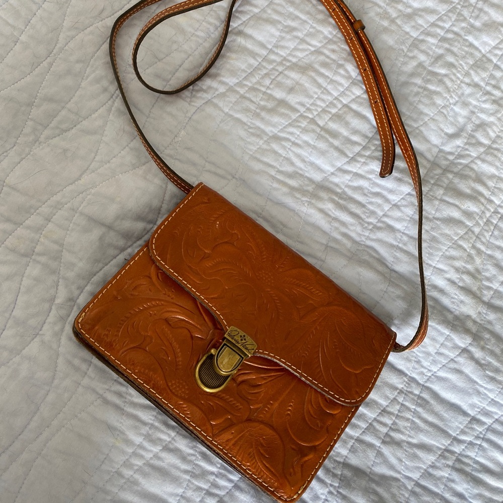 This gently used Patricia Nash Leather Clutch is small, light weight sturdy!